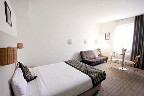 Golden Pebble Hotel - Accommodation Gold Coast 3