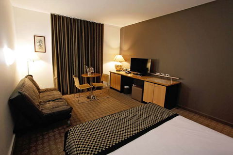 Golden Pebble Hotel - Accommodation Gold Coast 5