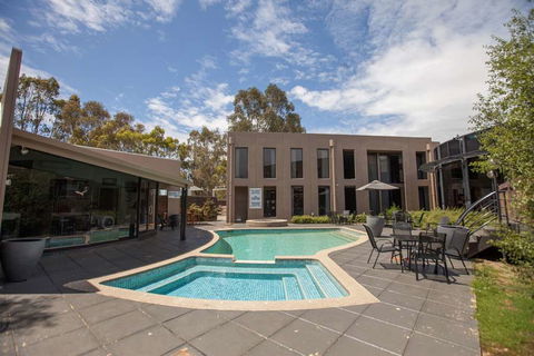 Dingley International Hotel - Gold Coast 4U 1