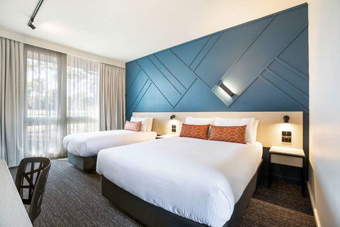 Nightcap At Sandown Park Hotel - Gold Coast 4U 1