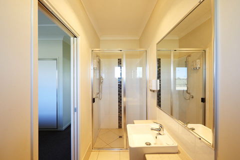 Blackwater Central Motel - Gold Coast 4U 2