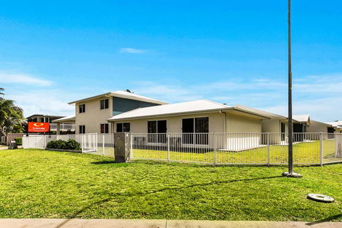 Econo Lodge Beachside - Accommodation Gold Coast 0