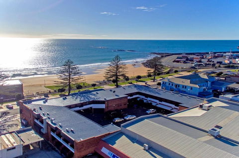 Beachfront Voyager Motor Inn - Gold Coast 4U 0