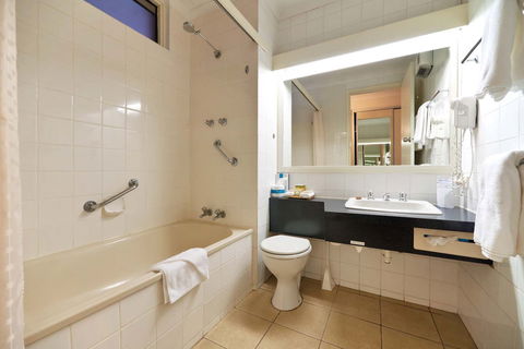 Beachfront Voyager Motor Inn - Gold Coast 4U 1