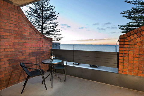 Beachfront Voyager Motor Inn - Gold Coast 4U 2