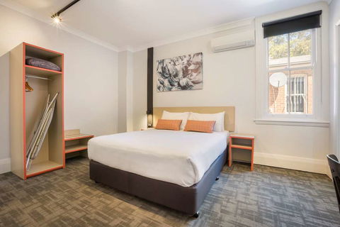 Nightcap At Regents Park Hotel - Gold Coast 4U 2