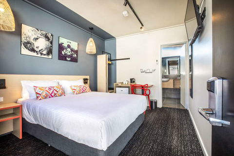 Monash Hotel - Accommodation Gold Coast 1