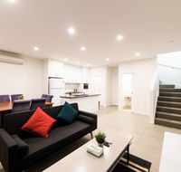 3BR Townhouse Double Garage walk to Lake Ginninderra - Gold Coast 4U