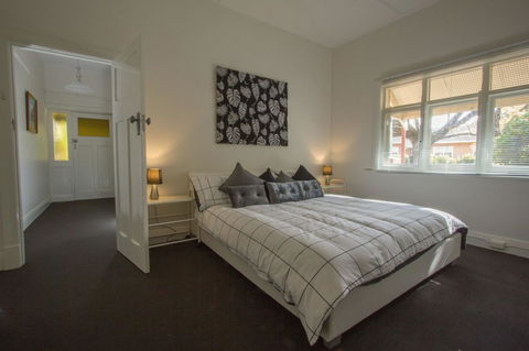 Cowan Street Bungalow - Gold Coast 4U 0