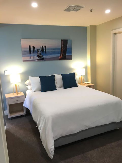 Beachside Luxury Apartments One & Two Bedroom In Beachfront Oaks Pier Building - Accommodation Gold Coast 23