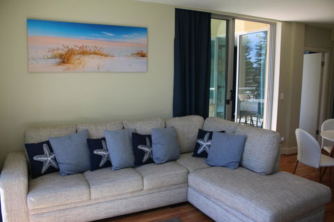 Beachside Luxury Apartments One & Two Bedroom In Beachfront Oaks Pier Building - Accommodation Gold Coast 11