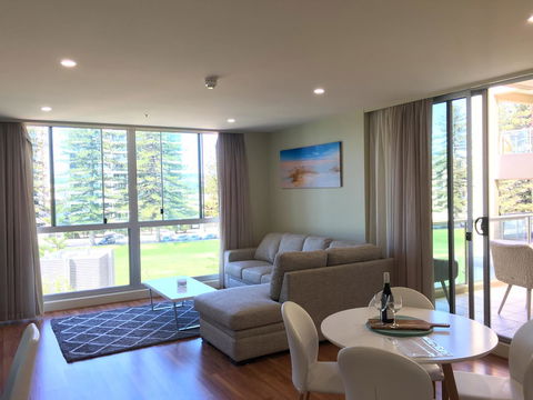 Beachside Luxury Apartments One & Two Bedroom In Beachfront Oaks Pier Building - Accommodation Gold Coast 3