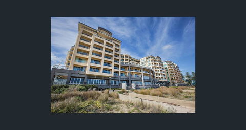 Beachside Luxury Apartments One & Two Bedroom In Beachfront Oaks Pier Building - Accommodation Gold Coast 2