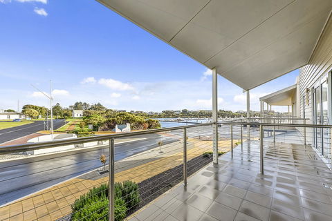 Aloha Waterfront Properties - Accommodation Gold Coast 23