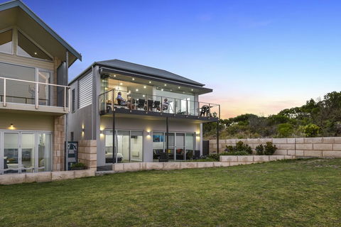 Aloha Waterfront Properties - Accommodation Gold Coast 2