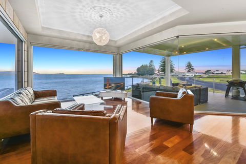 Aloha Waterfront Properties - Accommodation Gold Coast 4