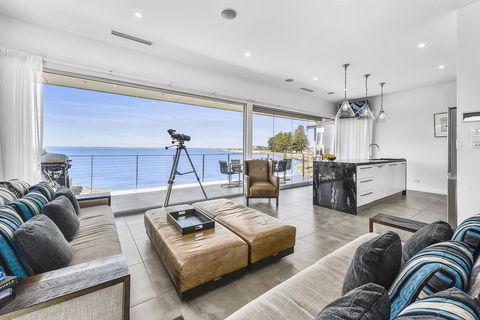 Aloha Waterfront Properties - Accommodation Gold Coast 3
