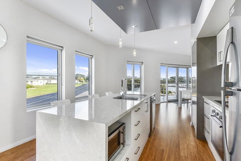 Aloha Waterfront Properties - Accommodation Gold Coast 15