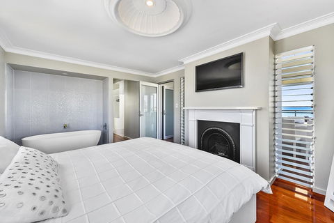 Aloha Waterfront Properties - Accommodation Gold Coast 12