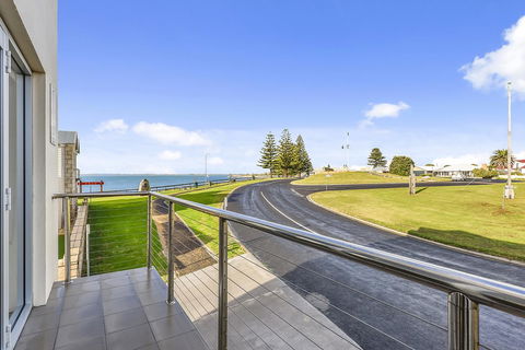 Aloha Waterfront Properties - Accommodation Gold Coast 14