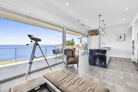 Aloha Waterfront Properties - Accommodation Gold Coast 8