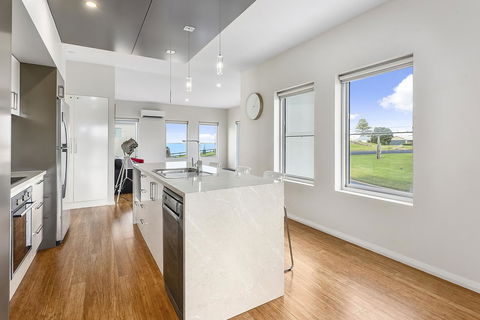 Aloha Waterfront Properties - Accommodation Gold Coast 6