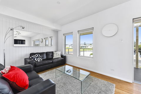 Aloha Waterfront Properties - Accommodation Gold Coast 17