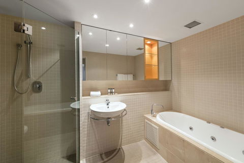 Oaks Glenelg Plaza Pier Suites - Accommodation Gold Coast 3
