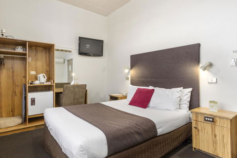 Adelaide Paringa - 1 Gold Coast 4