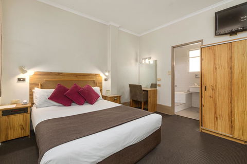 Adelaide Paringa - 1 Gold Coast 9