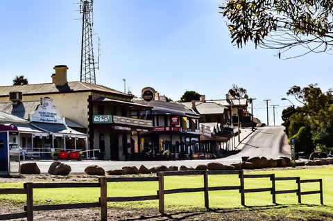 Commercial Hotel Morgan - Gold Coast 4U 1
