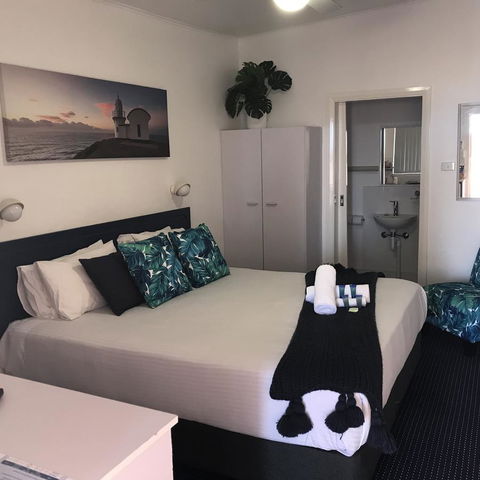 OCEAN BREEZE MOTEL - Accommodation Gold Coast 2