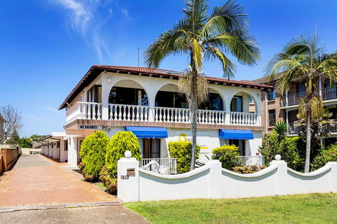 OCEAN BREEZE MOTEL - Accommodation Gold Coast 0