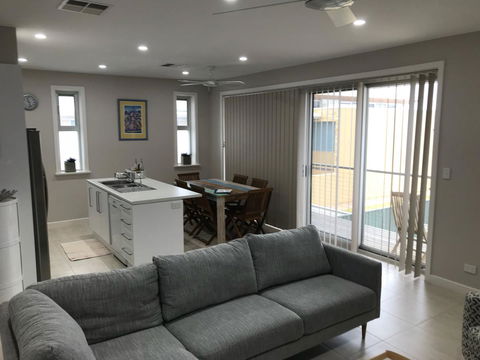 Elandra Holiday Home - Gold Coast 4U 5