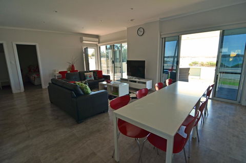 Beachview - Accommodation Gold Coast 6