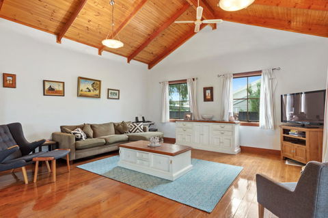 The Log Cabin - 47 Jetty Road - Gold Coast 4U 4