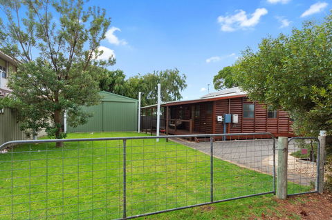 The Log Cabin - 47 Jetty Road - Gold Coast 4U 6
