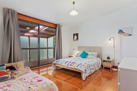 The Log Cabin - 47 Jetty Road - Gold Coast 4U 11