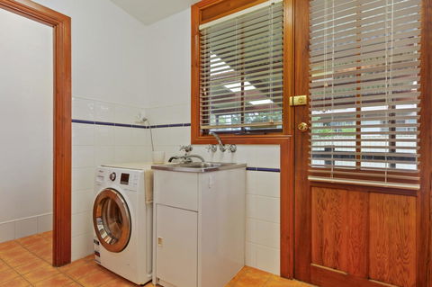 The Log Cabin - 47 Jetty Road - Gold Coast 4U 7