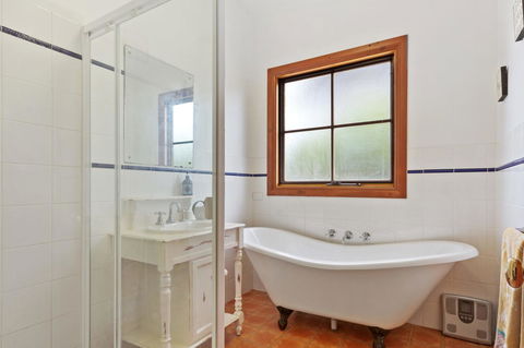 The Log Cabin - 47 Jetty Road - Gold Coast 4U 3