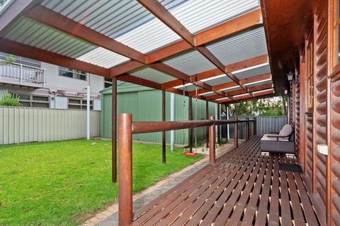 The Log Cabin - 47 Jetty Road - Gold Coast 4U 9
