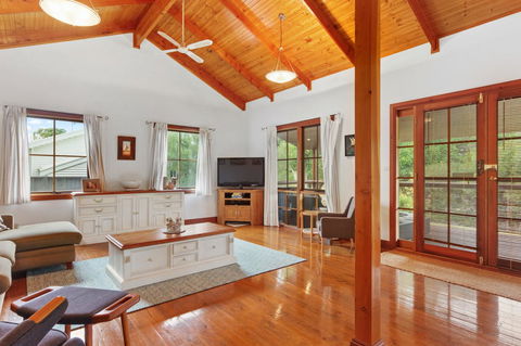 The Log Cabin - 47 Jetty Road - Gold Coast 4U 1