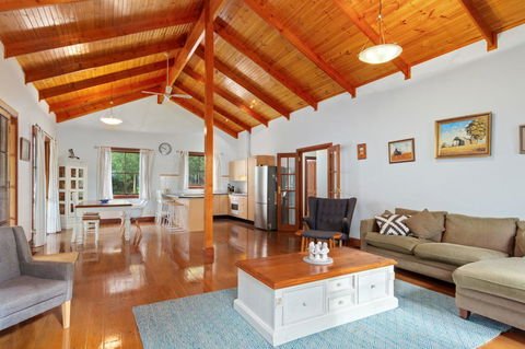 The Log Cabin - 47 Jetty Road - Gold Coast 4U 8