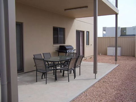 Relax On Par - Accommodation Gold Coast 10