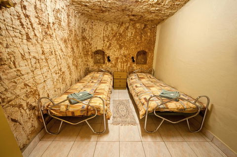 Radeka Downunder Underground Motel - Accommodation Gold Coast 7
