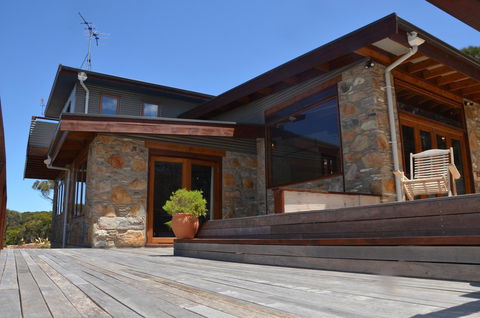 Of Stone & Wood Guesthouse - Gold Coast 4U 1