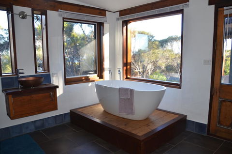 Of Stone & Wood Guesthouse - Gold Coast 4U 14