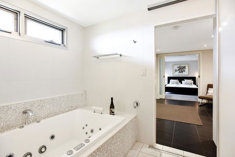 Esplanade Escape - Accommodation Gold Coast 23