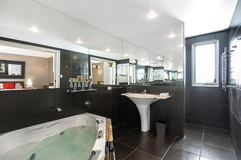 Esplanade Escape - Accommodation Gold Coast 7