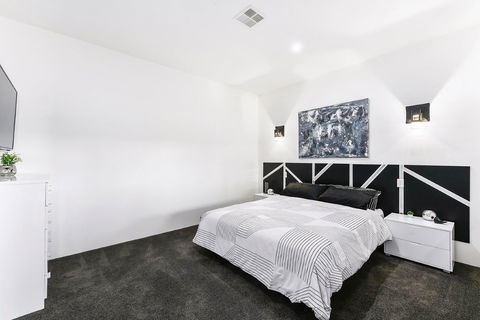 KENNEDY EXECUTIVE TOWNHOUSE - Accommodation Gold Coast 2